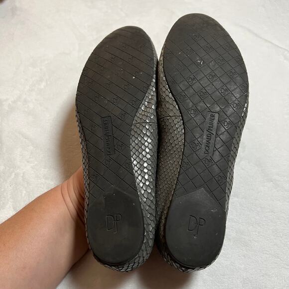 Donald Pliner Pippa Snake Print Flats w/ Tassels Size 9.5M Office Preppy - Picture 10 of 11